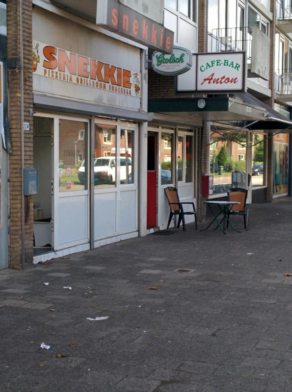 Wethouder Nijhuisstraat 222 cafe bar Anton en cafetaria Snekkie.jpg