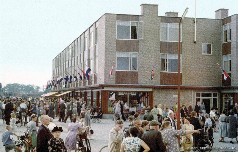 Zweringweg 210 winkelcentrum Stadsveld opening 1958.jpg