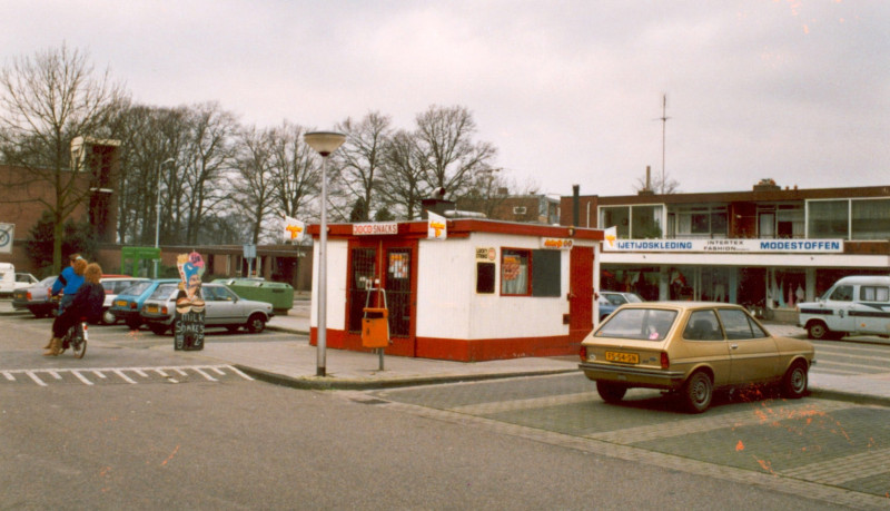 Thomas de Keyserstraat 2 Joco snacks met er achter Intertex fashion.Links is de Apostel Thomaskerk zichtbaar..jpg