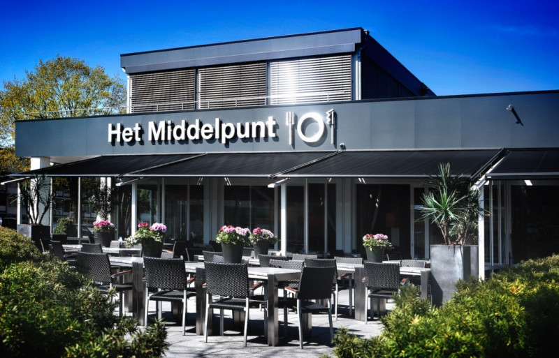 Rembrandtlaan 56 restaurant Het Middelpunt terras.jpg
