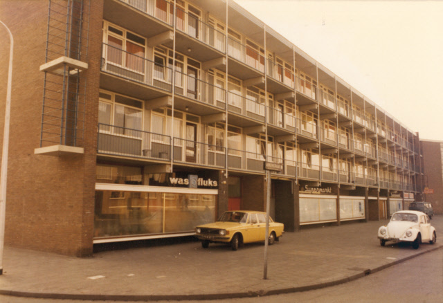 Akkerstraat 1 Zelfbedieningswasserij Was-O-Fluks. 1977.jpeg