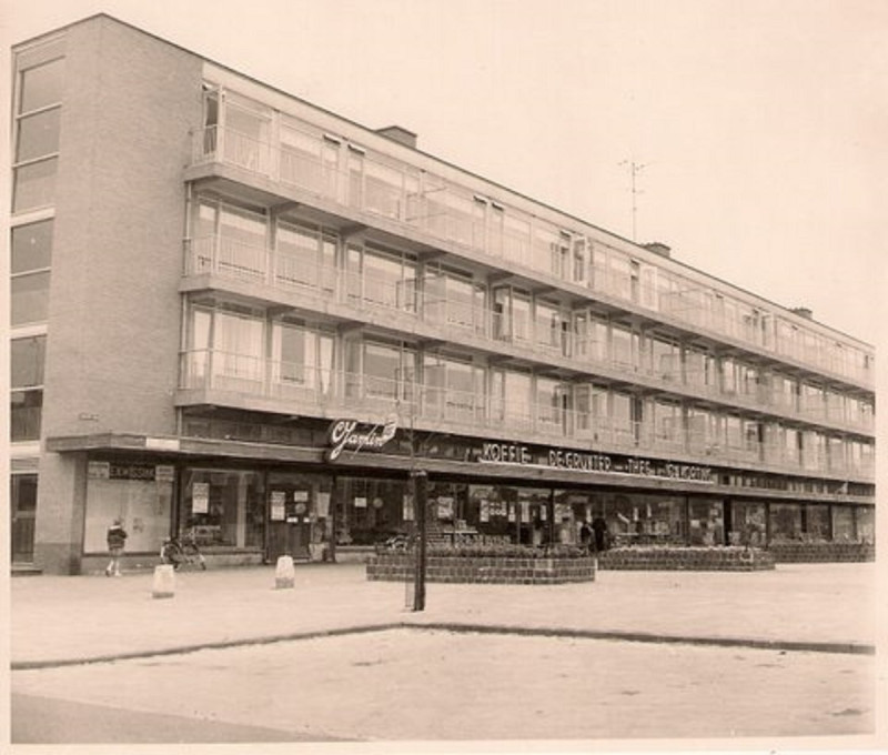 Oogstplein 25-26 C.Jamin en zelfbedieningswinkel P. de Gruyter.jpg