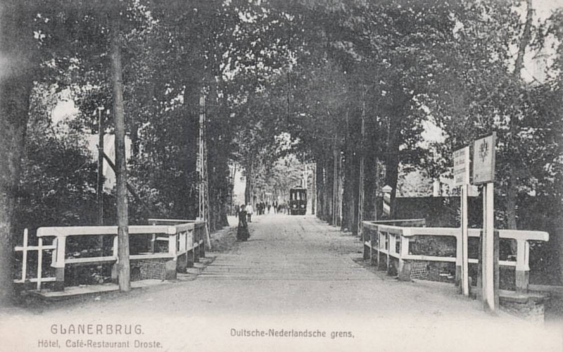 Rijksweg 7 later Gronausestraat 1258 grensovergang met tram cafe restaurant Droste 1920.jpg