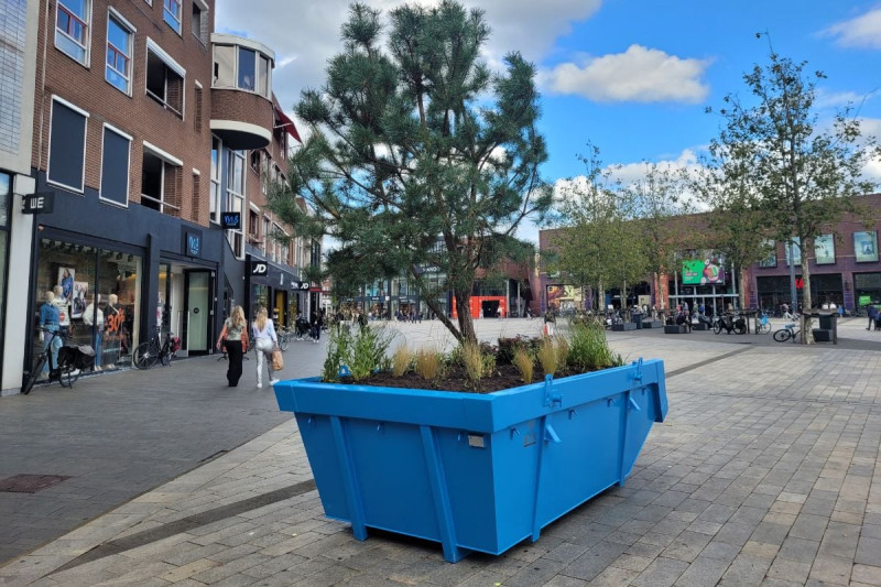 van Heekplein blauwe containers sept. 2023.jpg