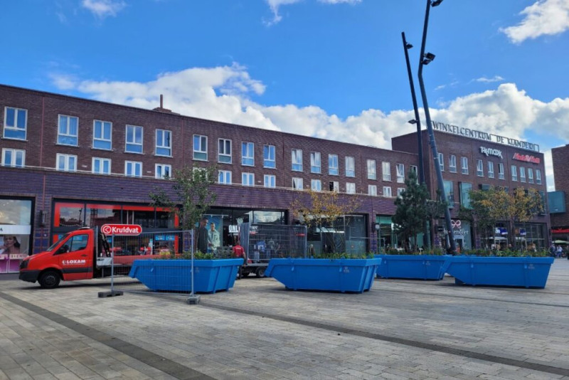 van Heekplein blauwe containers sept. 2023..jpg