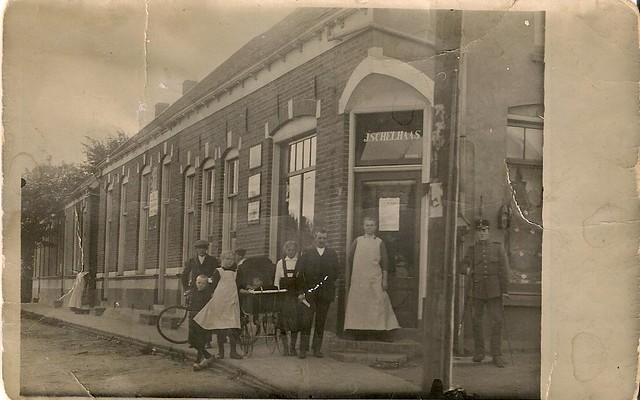 Kerkstraat hoek Bentstraat Glanerbrug Café Kruidenierswaren J. Schelhaas 1916.jpg