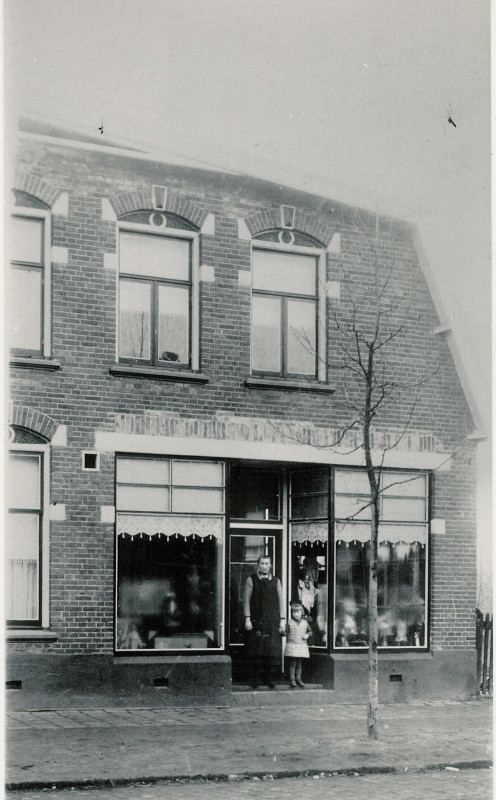 Kerkstraat 35 cafe Krooshoop ca 1922 nu pand Drogisterij Hardick.jpg