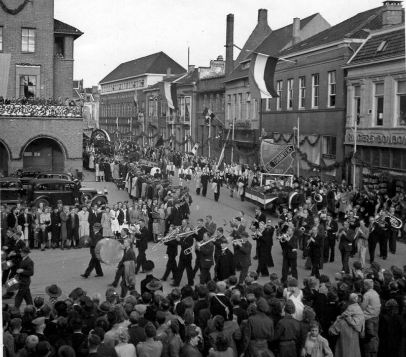 Langestraat 24 stadhuis bevrijdingsfeest 1945.jpg