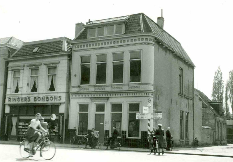 Langestraat 29-31 Winkelpanden tegenover stadhuis. hoek Raadhuisstraat 1950.jpg