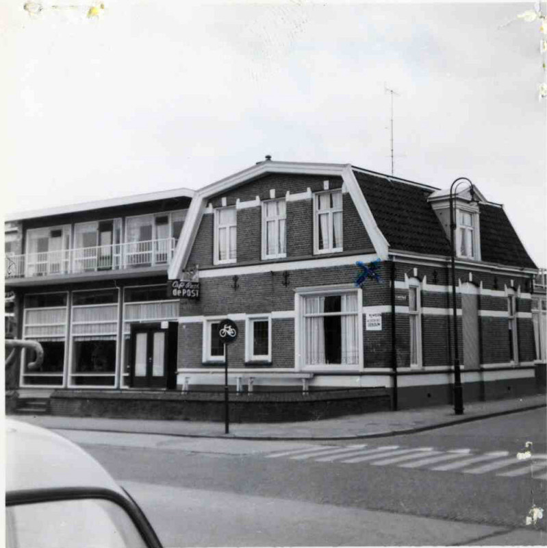 Gronausestraat 1208-1210 hoek Dr. Stamstraat  Café-restaurant De Post vroeger Postkantoor 1982.jpg