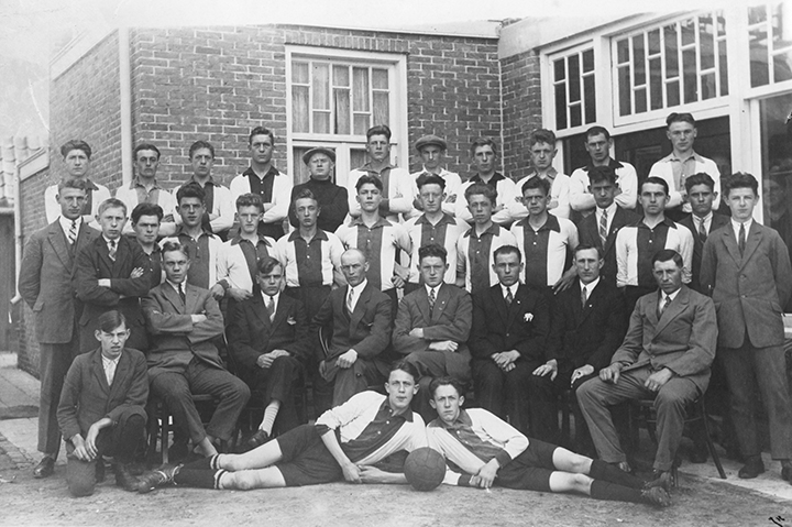 Veldstraat 23 tuin cafe Muller VV Glanerbrug 1930.jpg