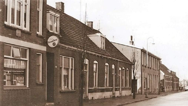 Veldstraat 23 Glanerbrug cafe Muller  links1967.jpg