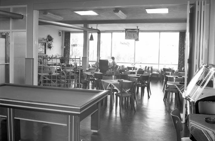 Gronausestraat 1210-1212 Glanerbrug lunchroom  Paraat later cafe 't Stuupke boven supermarkt Paraat.jpg