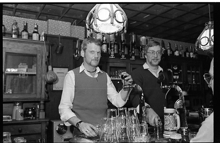 Gronausestraat 1212 Glanerbrug cafe 't Stuupke Henk Agten en Harry Klein Robbenhaar achter de bar.jpg