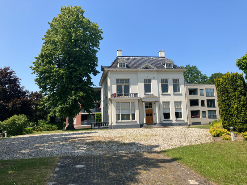 Oldenzaalsestraat 123 Villa ’t Zeggelt aan de voorkant. Pal erachter ligt een appartementencomplex. 30-9-2023.jpg
