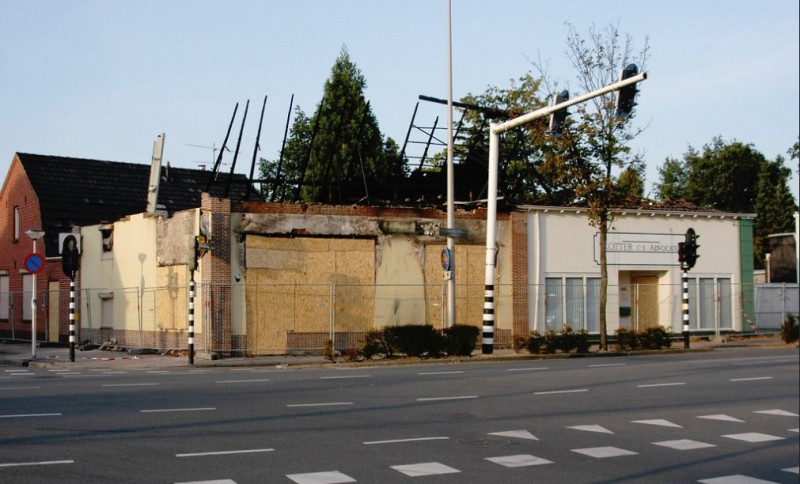 Gronausestraat 1305 Grillroom Pyramide en Advocatenkantoor Kotter na brand 16-9-2003..jpg