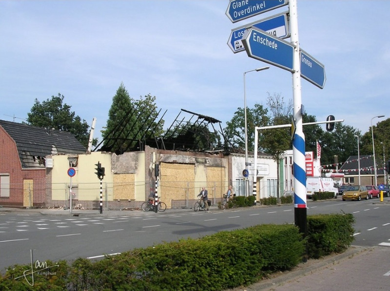 Gronausestraat 1305 hoek Kerkstraat Glanerbrug Grillroom Pyramide na brand 16-9-2003.jpg