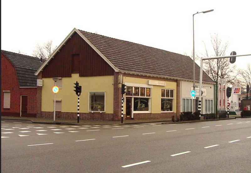 Gronausestraat 1305 hoek Kerkstraat Glanerbrug Pizzeria Grillroom Pyramide 9-2-2003.jpg