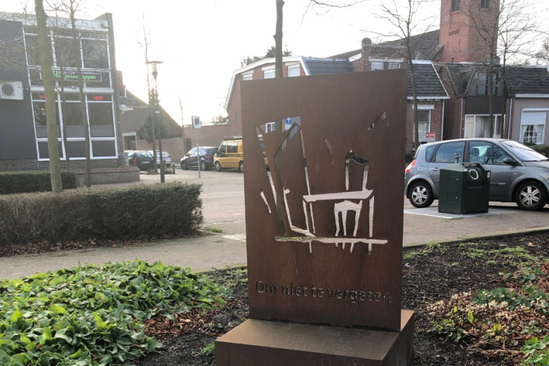 Heldersplein Glanerbrug Monument oorlogsslachtoffers WO2.jpg