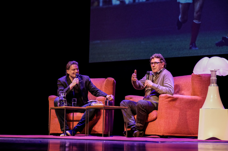 Eddy van der Ley, hier in het theater met Willem van Hanegem, schreef een boek over twee vrienden die omkwamen in de woestijn © eric brinkhorst.jpg