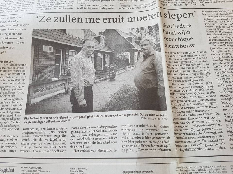Dennenweg 200-202 buurnannen Arie Nieterink en Piet Post krantenfoto Algemeen Dagblad 27-5-2002.jpg
