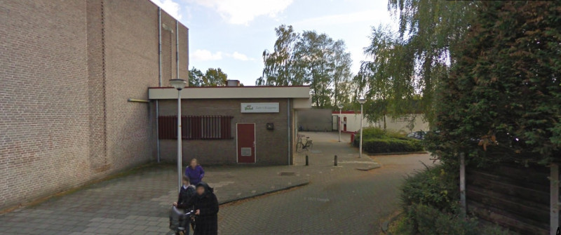 Schipholtstraat 45 Sporthal De Brug met ingang cafe 't Bruggetje okt. 2010.jpg