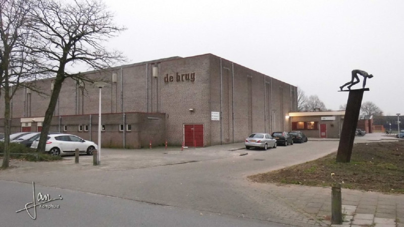 Schipholtstraat 45 cafe De brug bij Sporthal en zwembad De Brug 2014.jpg