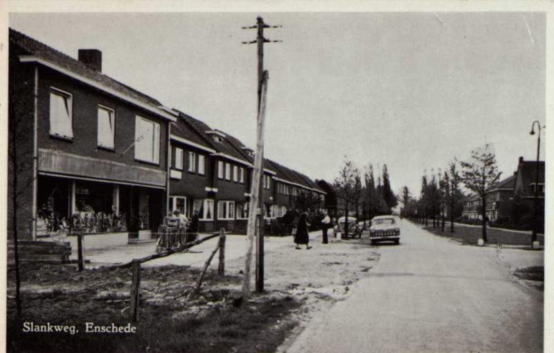 Slankweg 76-78 Dolphia links snacbar Spiele.jpg