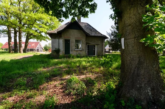 Het voormalige theehuisje van de familie Blijdenstein zoals dat vorig jaar verkocht werd. Inmiddels is het volledig gerenoveerd. © Cees Elzenga.jpg