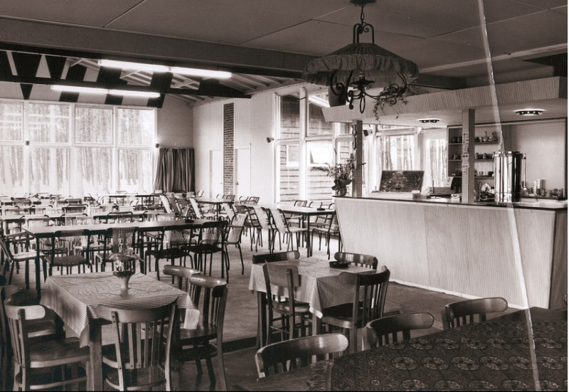 Oude Deldenerweg 1 Interieur van kantine van Kampeercentrum Twente, later Camping Twente 20-6-1959 (2).jpg