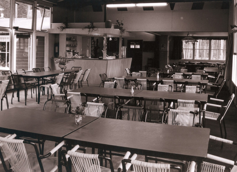 Oude Deldenerweg 1 Interieur van kantine van Kampeercentrum Twente, later Camping Twente 20-6-1959.jpg