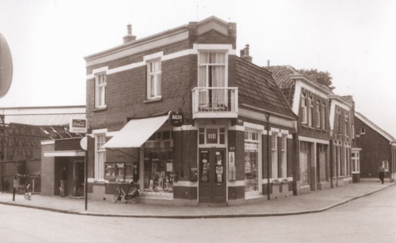 Blekerstraat 110 Sigarenwinkel en snelbuffet op de hoek met de Nieuwstraat 1967.jpg