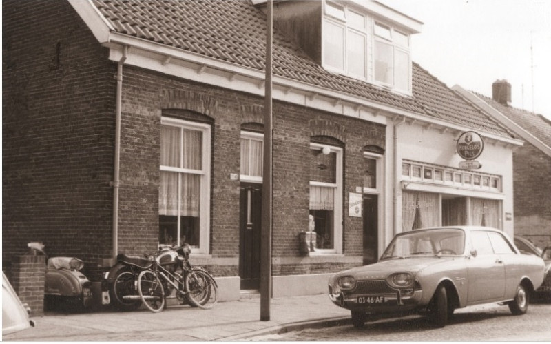Kottendijk 200 Voorzijde woningen en Café Billiard C. v.d. Bosch 1967.jpg