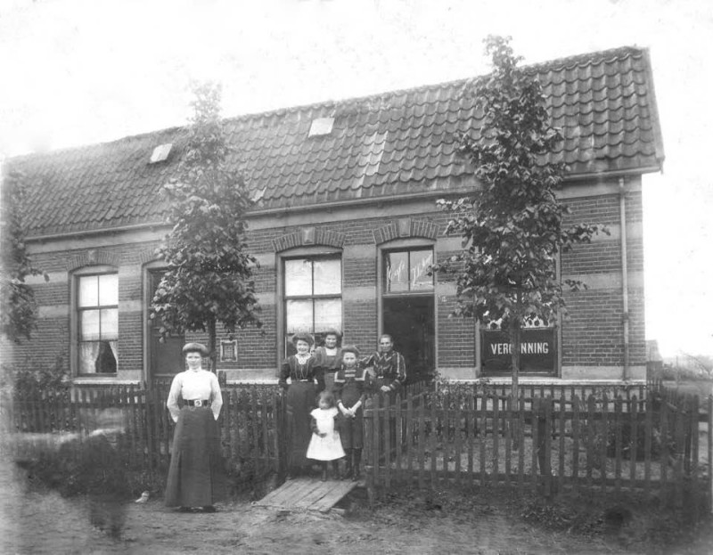 Schoolstraat 34 cafe Aagten ca 1900.jpg
