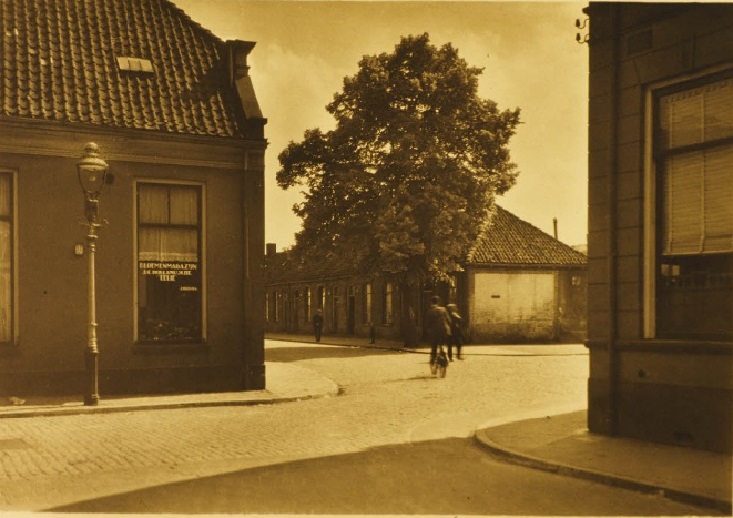 Diezerstraat 2 Hoek Oranjestraat en Willemstraat met Cafe ter Horst ook wel Siene met de kont weer later smederij Jonkers.  vanuit de Schoolstraat richting Oranjestraat.  Bloemenwinkel De Hollandsche Lelie. 1932.jpg