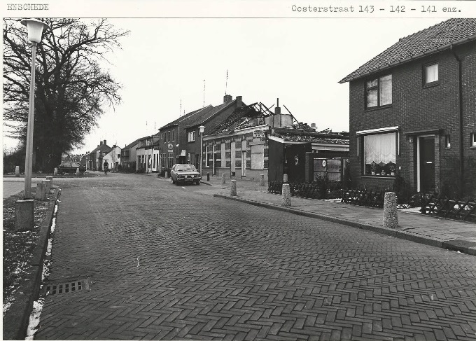 Oosterstraat 140, 141, 142, 143 Gedeelte tussen de Hoge Boekelerweg en de Steenweg, links de brug richting Oostburgweg. 19-3-1980.jpg