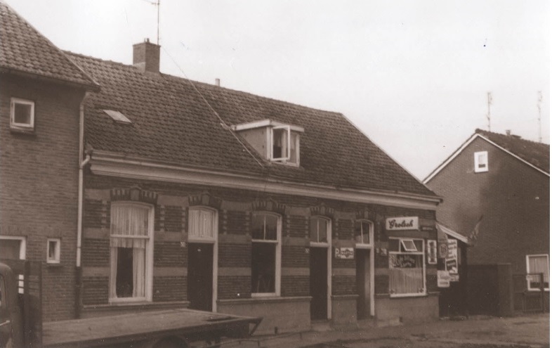 Oosterstraat 140 woningen en cafe billiard De Spoorbrug G.H. Otto 1967.jpg