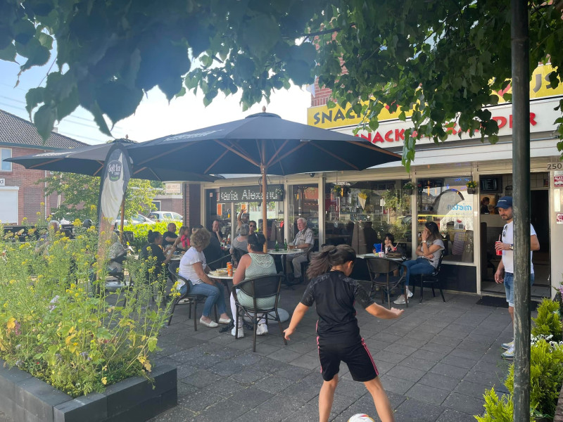 Burgemeester van Veenlaan 250a hoek Noordoostpolderstraat cafetaria Alexander.jpg