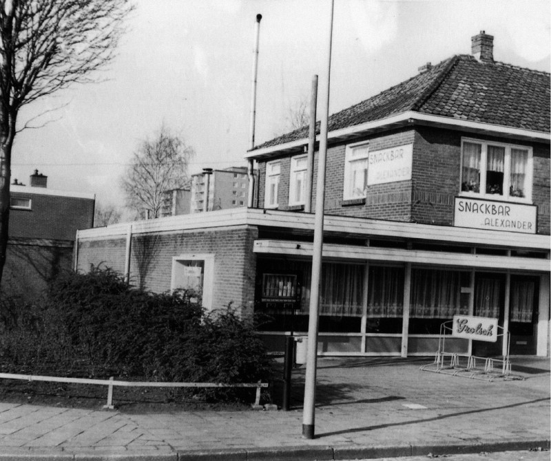 Burgemeester van Veenlaan 250a vroeger Broekheurnerweg 390 Snackbar Alexander op de hoek met de Noordoostpolderstraat. Op de achtergrond de torenflats van Boswinkel 1974.jpg