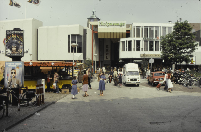 Hofpassage tijdens warenmarkt. Café het Hollandse Hofje, Krol. Ernaast C&A jaren 70.jpeg