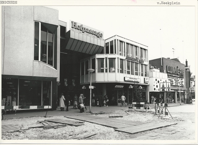 H.J. van Heekplein Links C&A, ingang Hofpassage, Joegoslavisch restaurant en bioscoop Lumière 8-5-1980.jpeg