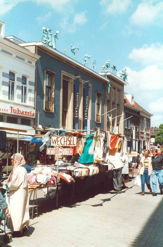 Langestraat 49 Theater cafe. Met tijdelijk warenmarkt mei 2001.jpg