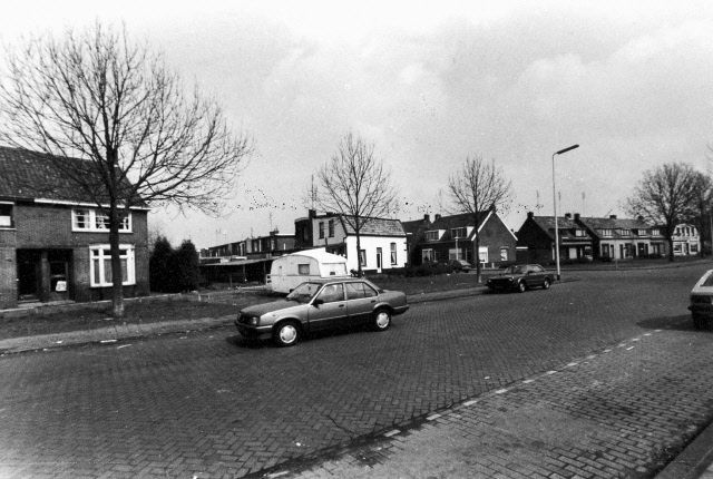Helenastraat nabij kruising Annastraat, met woningen en rechts cafetaria Het Boswinkel 1988.jpeg