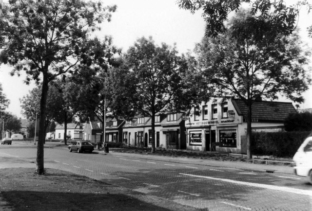 Helenastraat woningen en cafetaria Het Boswinkel 1988.jpeg