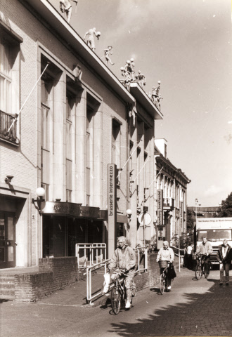 Langestraat 45 Brasserie Intermezzo naast de Twentse Schouwburg 1992.jpeg