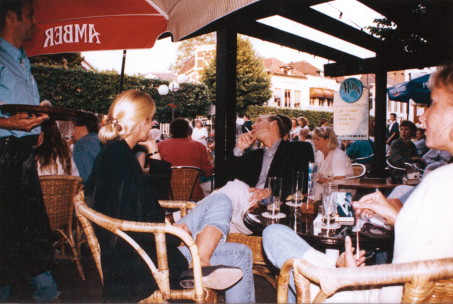 Oude Markt 3 terras van Le Monde tegenover de Grote Kerk 1995.jpeg