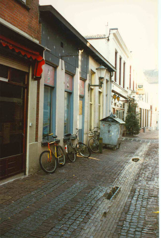 Stadsgravenstraat Onder andere Bistro Atrium, daarnaast een studentenpand en links vermoedelijk de deur van café Sgt. Pepper 1995.jpeg