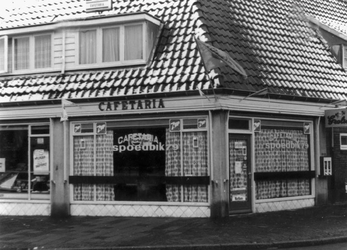 Ribbeltsweg 97 Cafetaria Spoedbik op de hoek met de Magrietstraat. Dit pand heeft plaatsgemaakt voor nieuwbouw omstreeks 1982..jpg