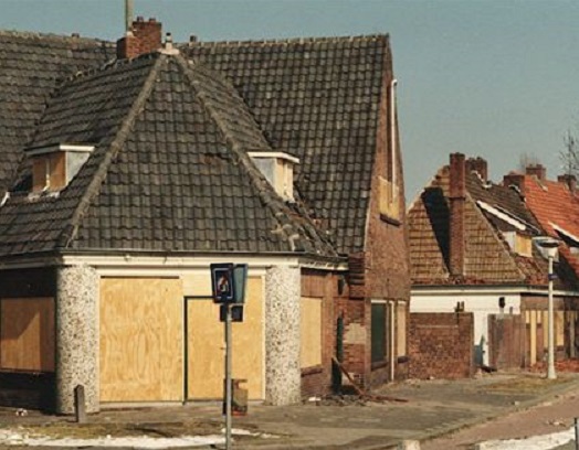 Margrietstraat hoek de Bouterstraat en het pleintje heet Faberplein. sloop pand waarin vroeger snackbar Sini.jpg