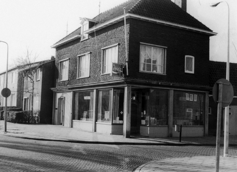 van Leeuwenhoekstraat 78 Snackbar op de hoek met de Snelliusstraat.jpg
